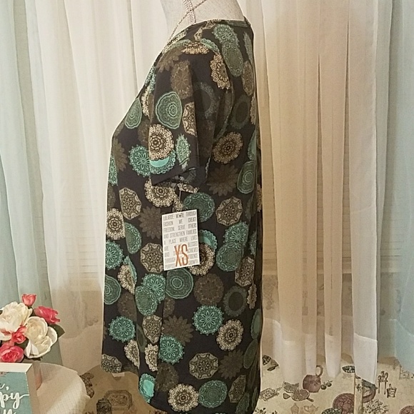 New LuLaRoe Classic T - Picture 4 of 5